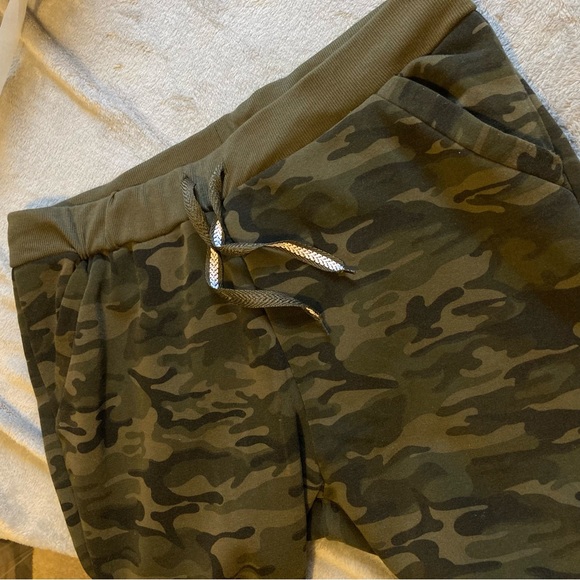 Dazl Camouflage Jogger Pants in Cotton Poly Blend with Drawstring Waist - Picture 8 of 11